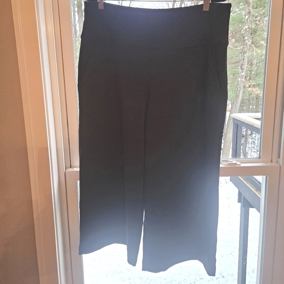 Athleta wide leg seasoft cropped pants, scuba-feel. - Picture 2 of 3